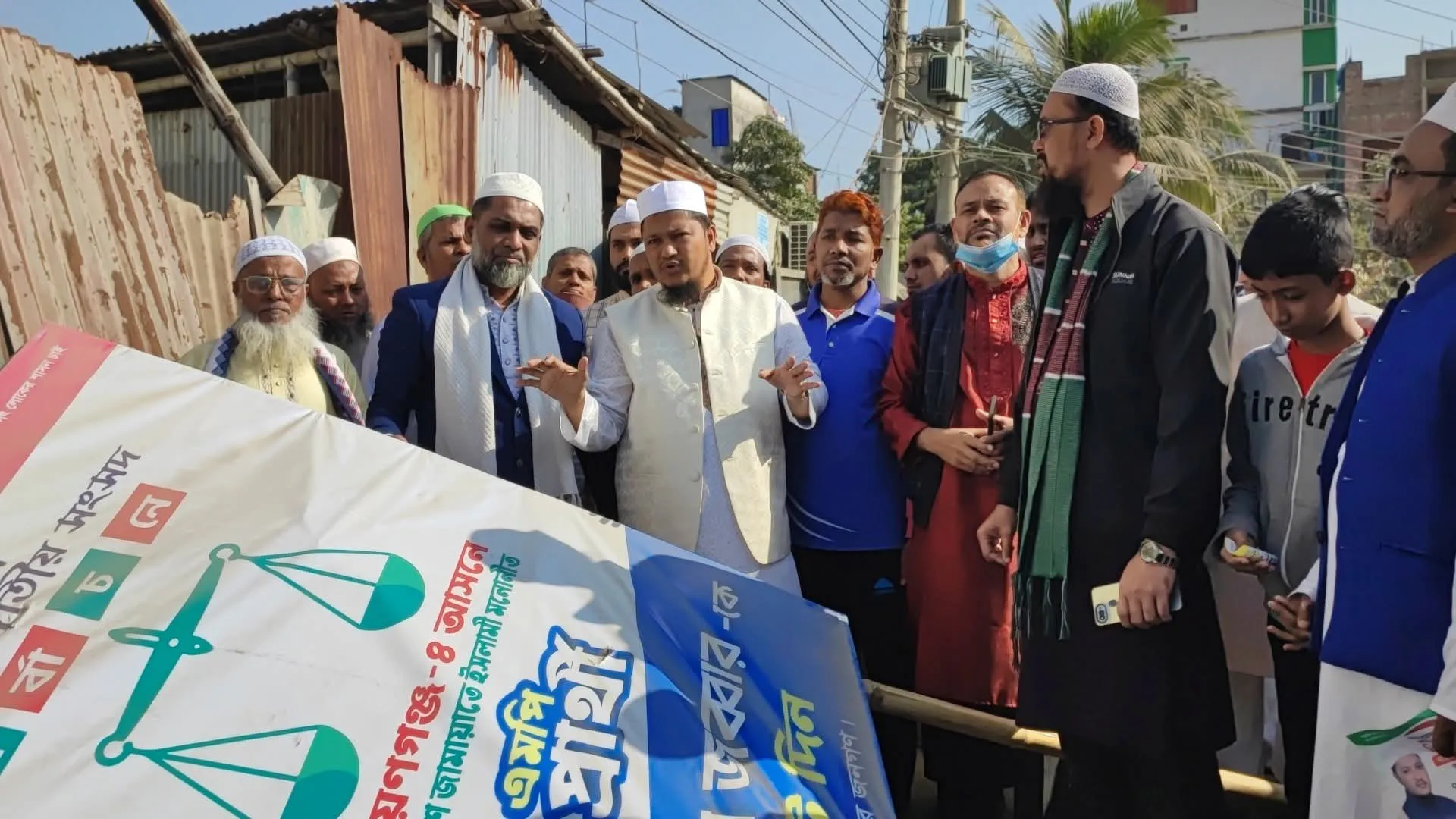 নিজের নির্বাচনী পোস্টার ফেস্টুন নিজেই সরিয়ে নিচ্ছেন  জামায়াত প্রার্থী  আবদুল জব্বার